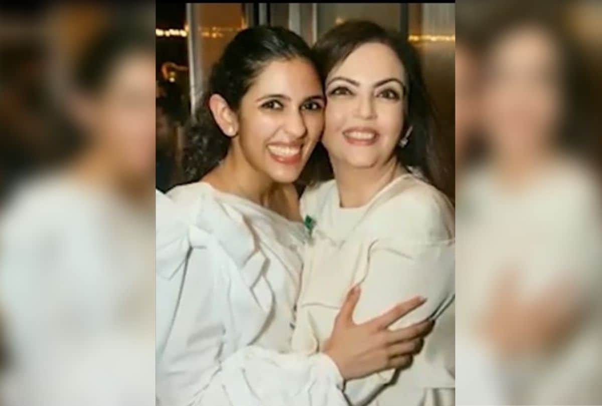 Bollywood News: Shloka Mehta pose with Nita Ambani at an Event