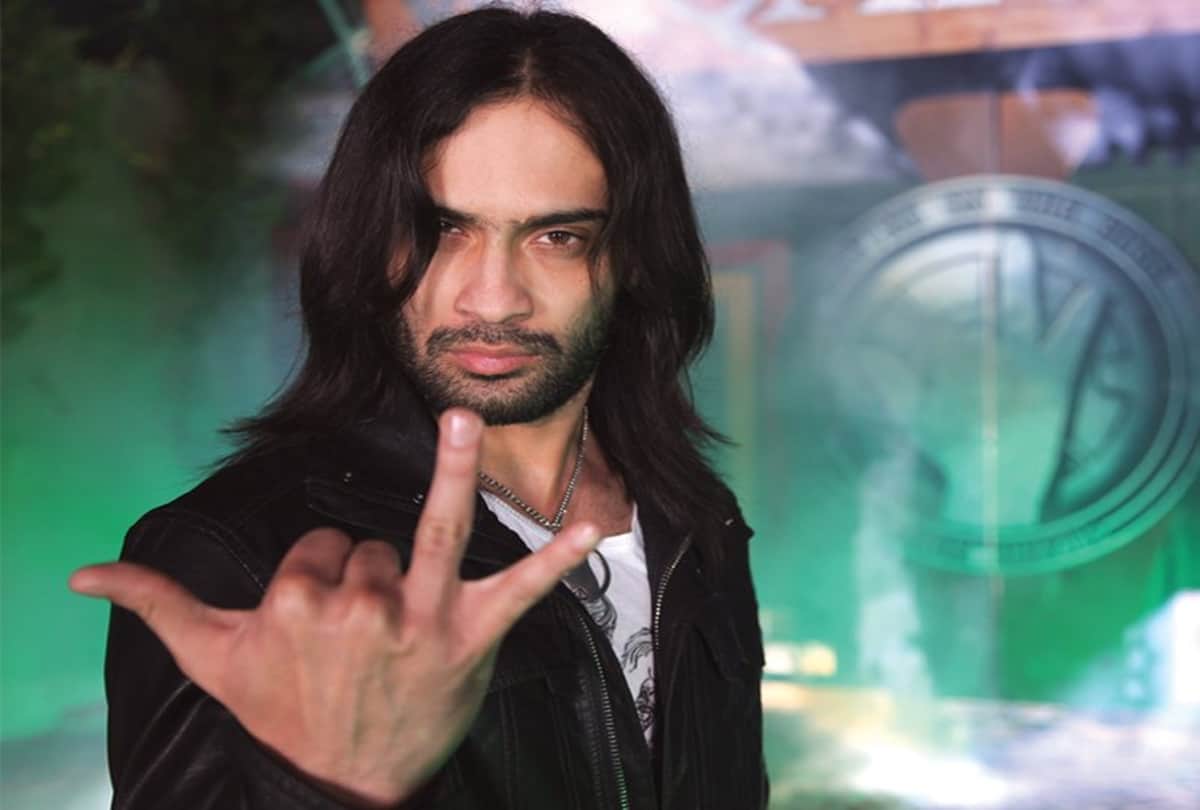 Pakistani Waqar zaka trolls on Comment on bollywood including priyanka Chopra deepika padukone