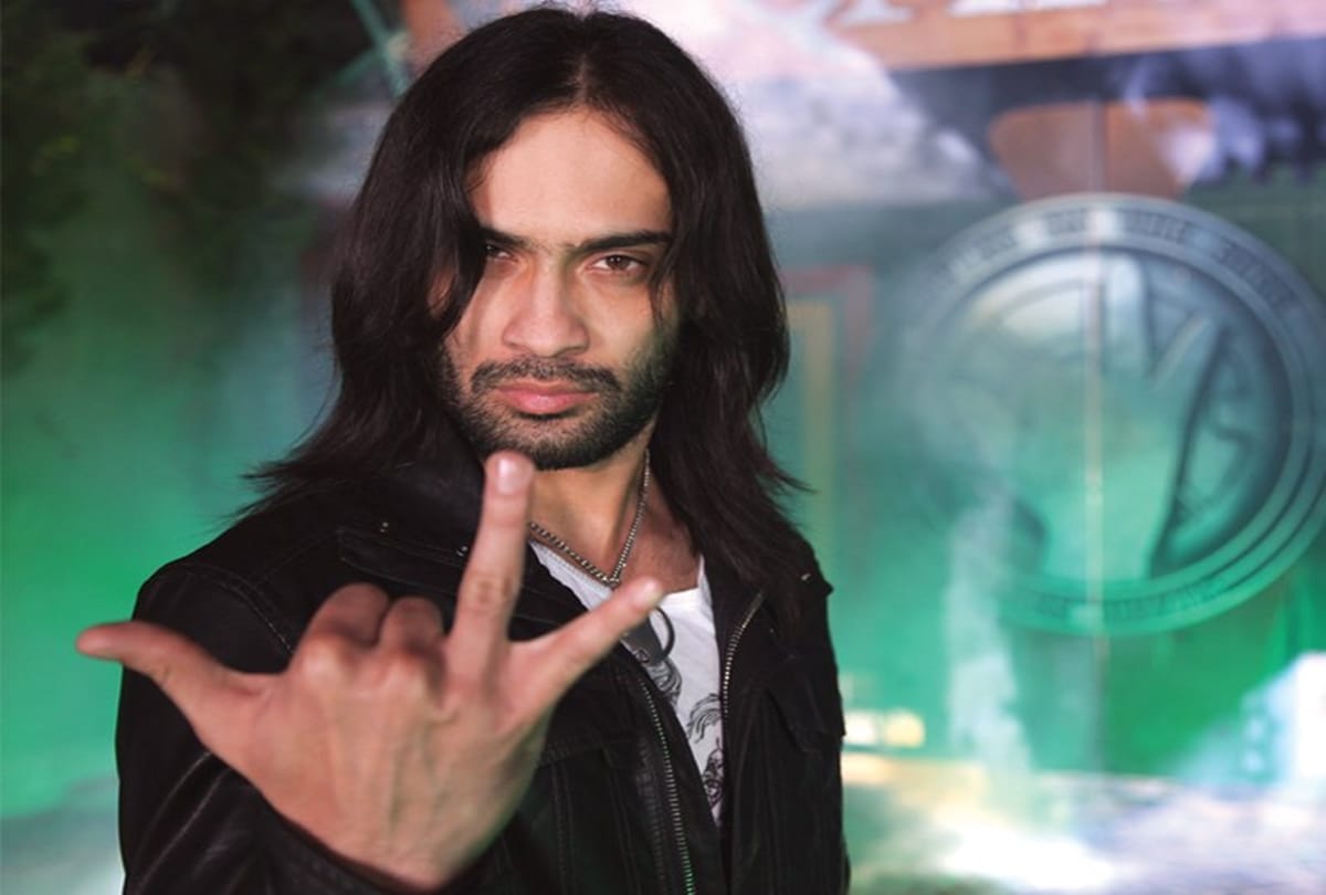 Pakistani Waqar zaka trolls on Comment on bollywood including priyanka Chopra deepika padukone