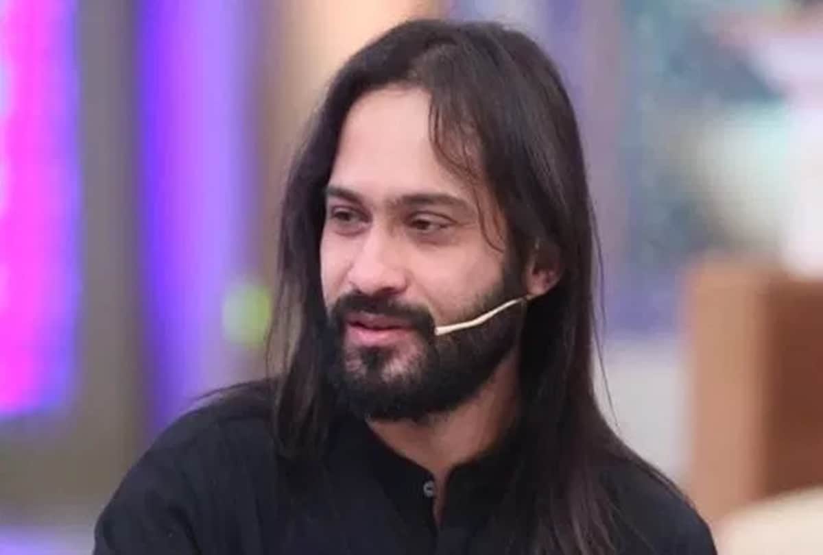 Pakistani Waqar zaka trolls on Comment on bollywood including priyanka Chopra deepika padukone