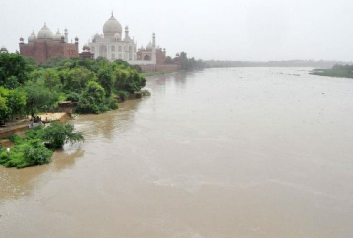 flood alert yamuna river water level reached danger mark in agra