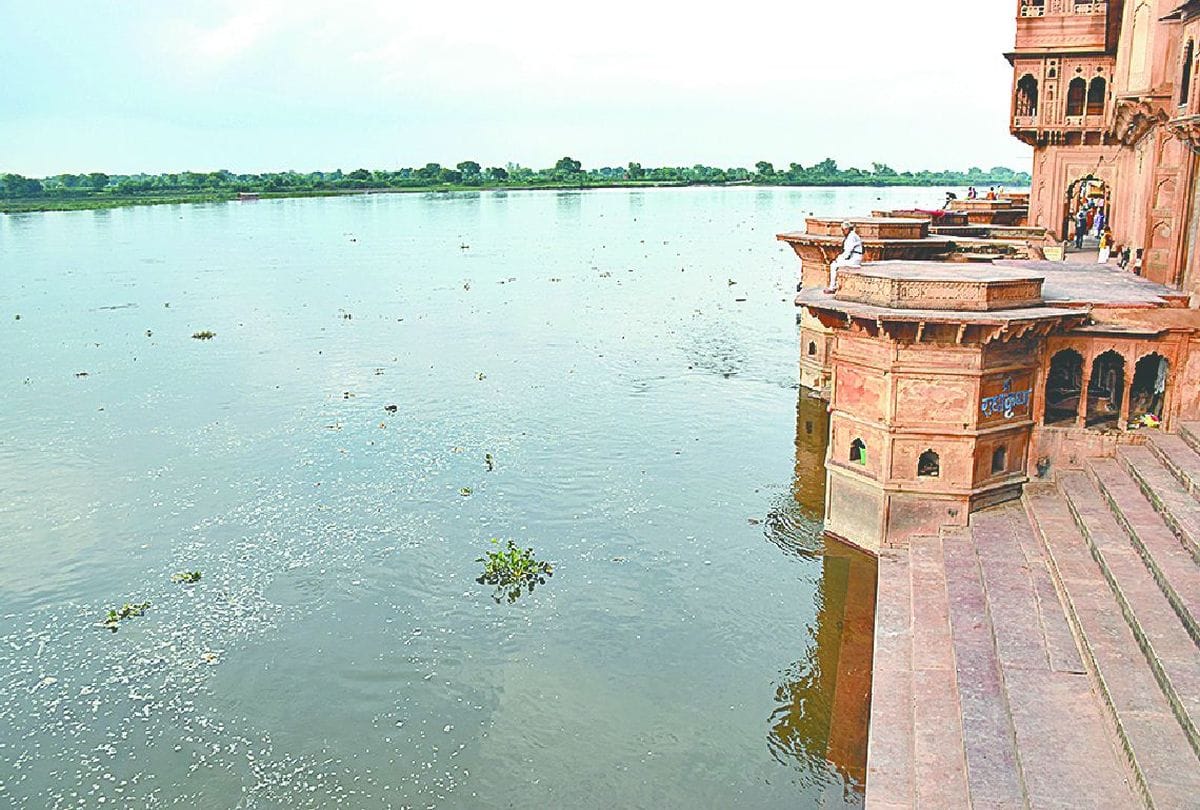 flood alert over yamun river water level increasing in mathura