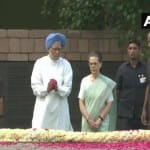 सोनिया गांधी और मनमोहन सिंह श्रद्धांजलि देते हुए