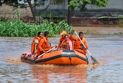 Yamuna Flood : यमुना तीन मीटर नीचे, संकट टलने की उम्मीद, कई सड़कें खुलीं, आईटीओ पर मुसीबत बरकरार Yamuna Flood: Yamuna three meters below, hope of averting crisis