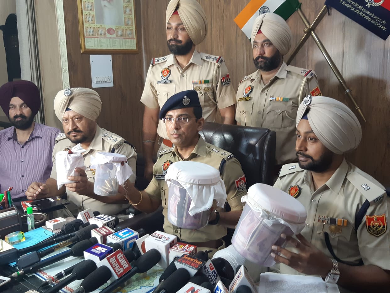 Three accused arrested with heroine and drug money in Amritsar