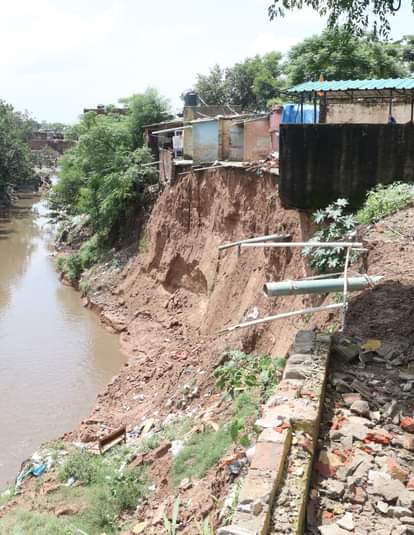 बारिश से नाले में पानी ज्यादा आने से गिरे घर