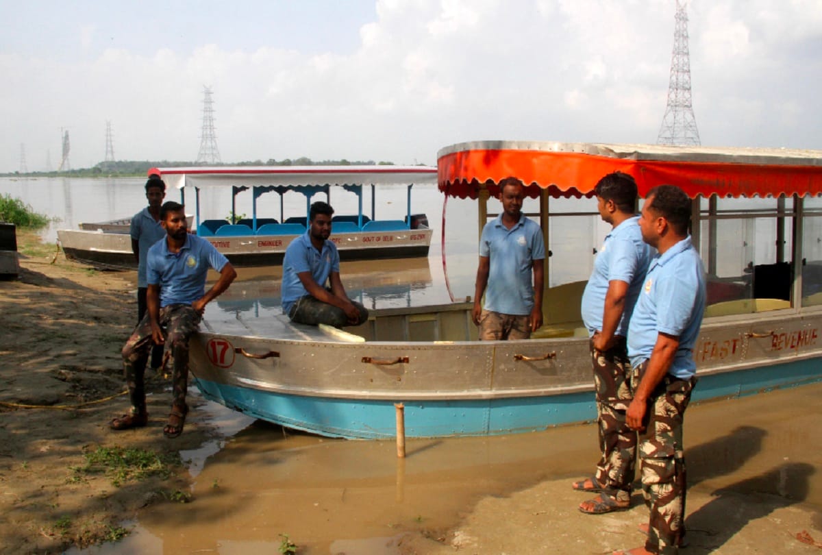 Instructions to evacuate Khadar due to flood possiblity in delhi