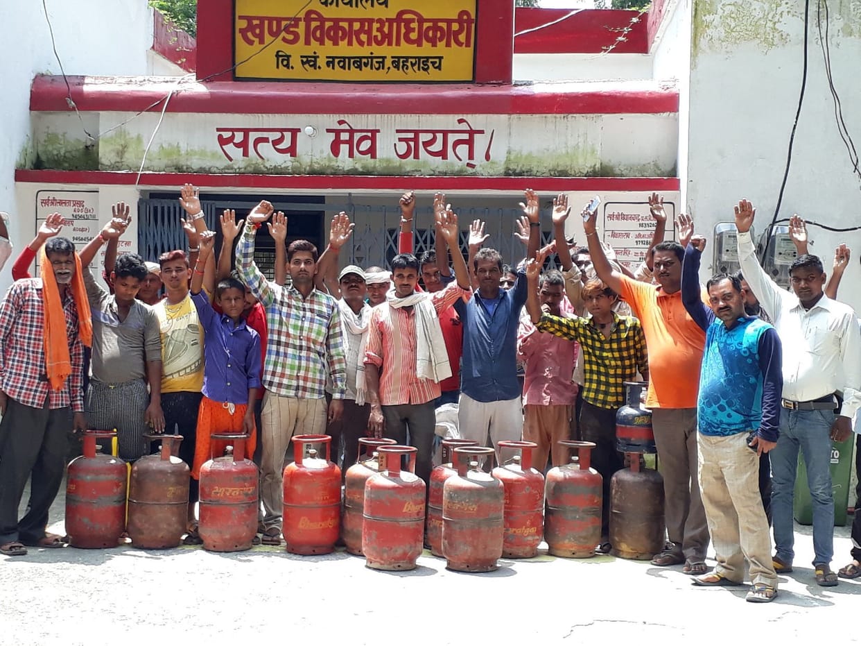 Consumers protest against non-availability of gas cylinder