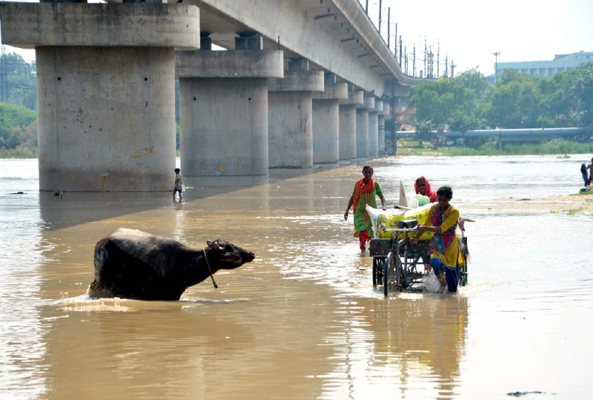 Instructions to evacuate Khadar due to flood possiblity in delhi