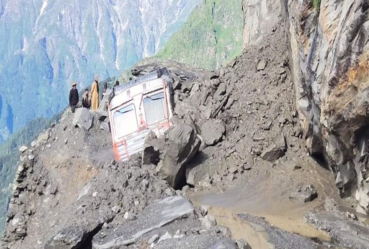 pics of landslide in various parts on himachal pradesh