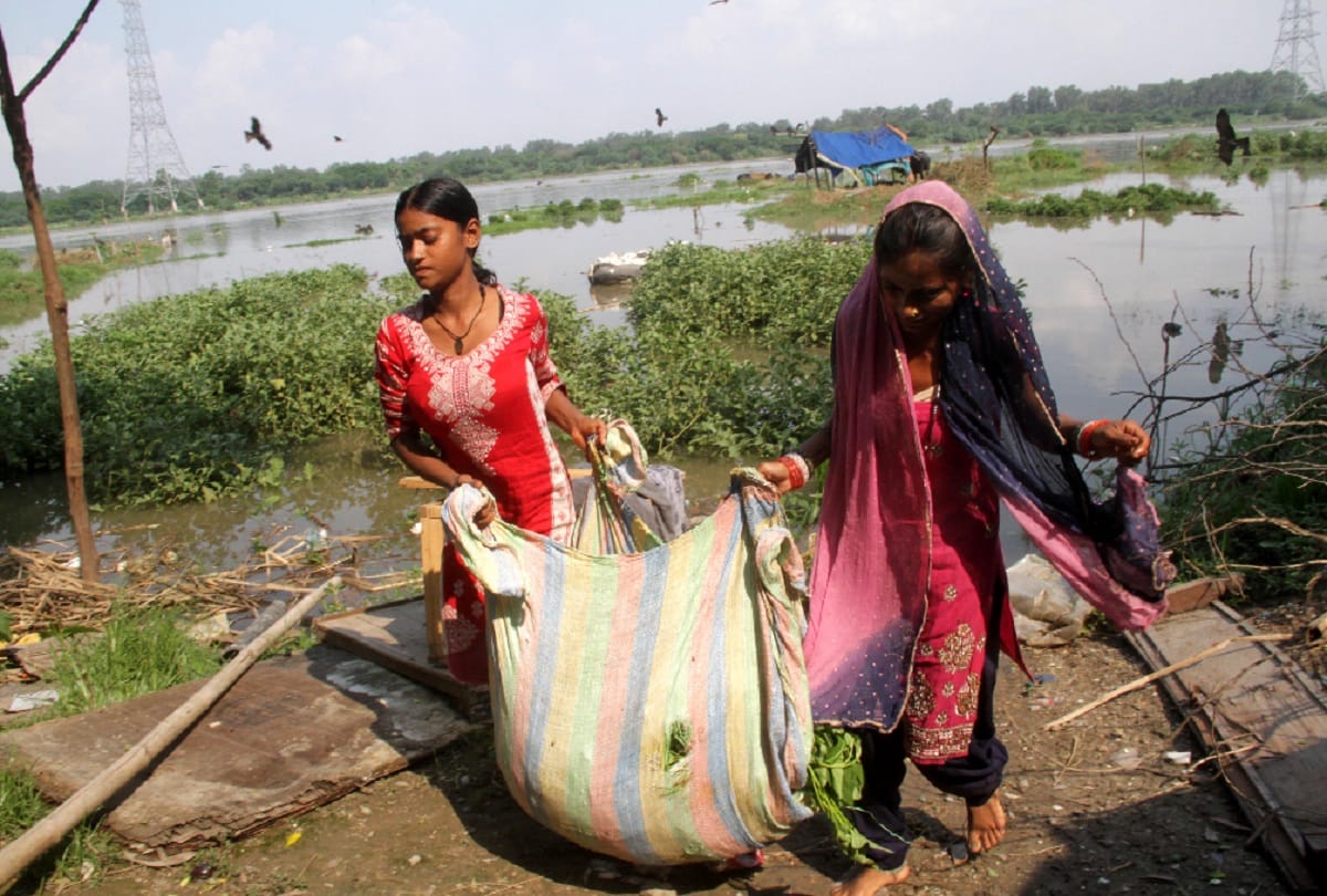 water level increase in yamuna flood threat in delhi