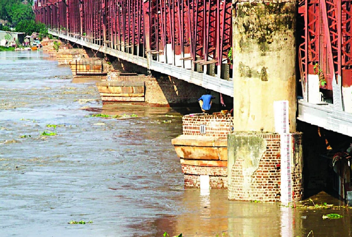 water level increase in yamuna flood threat in delhi