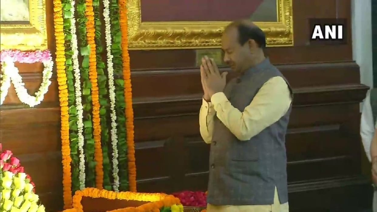 drunken youth wants Selfie with Lok Sabha Speaker after turbulence