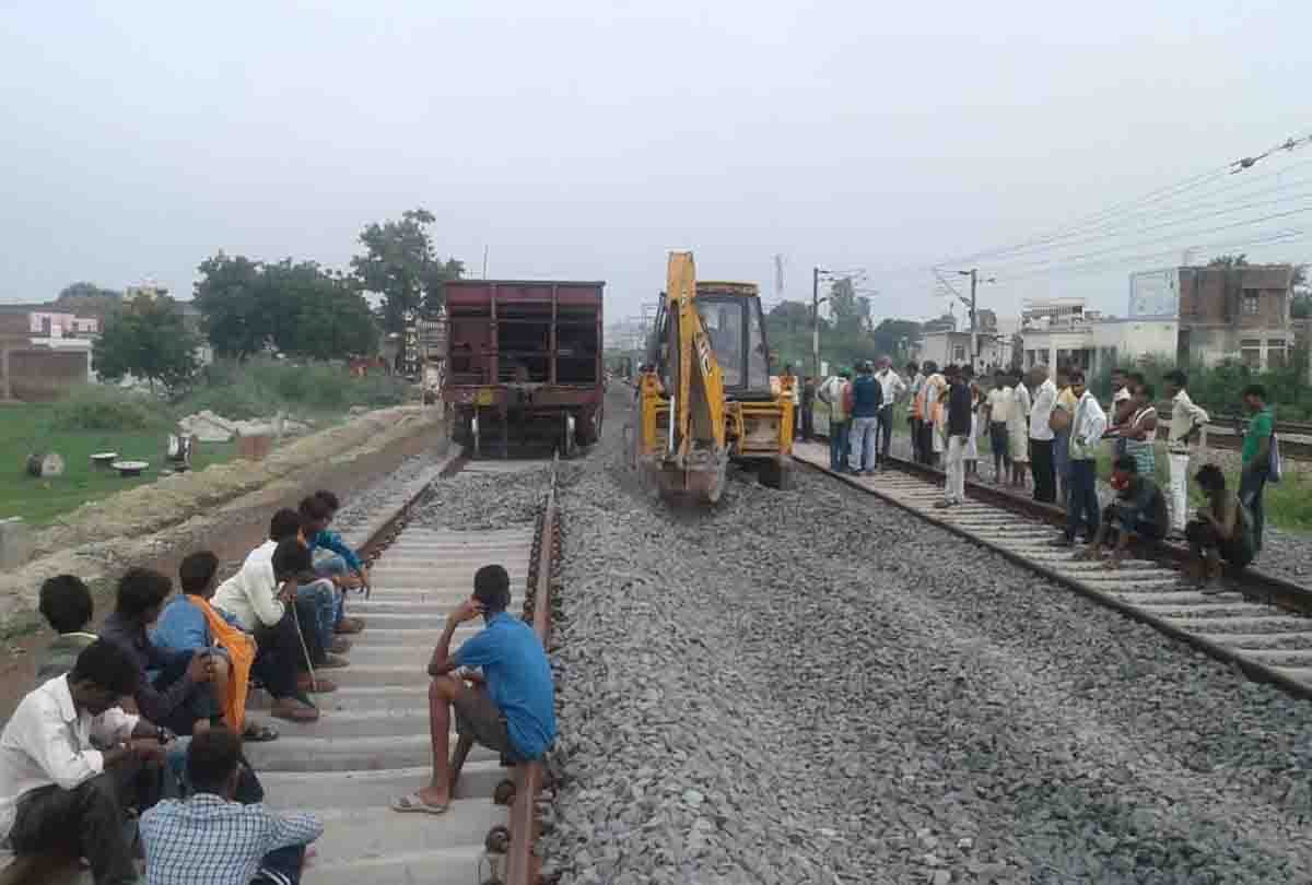 Boyfriend and girlfriend commits suicide by jumping in front of train in Gorakhpur