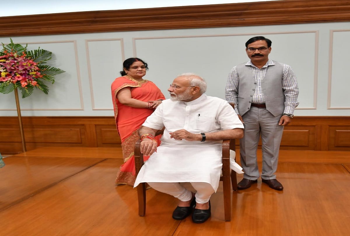Pratima is very happy after tying rakhi to pm modi