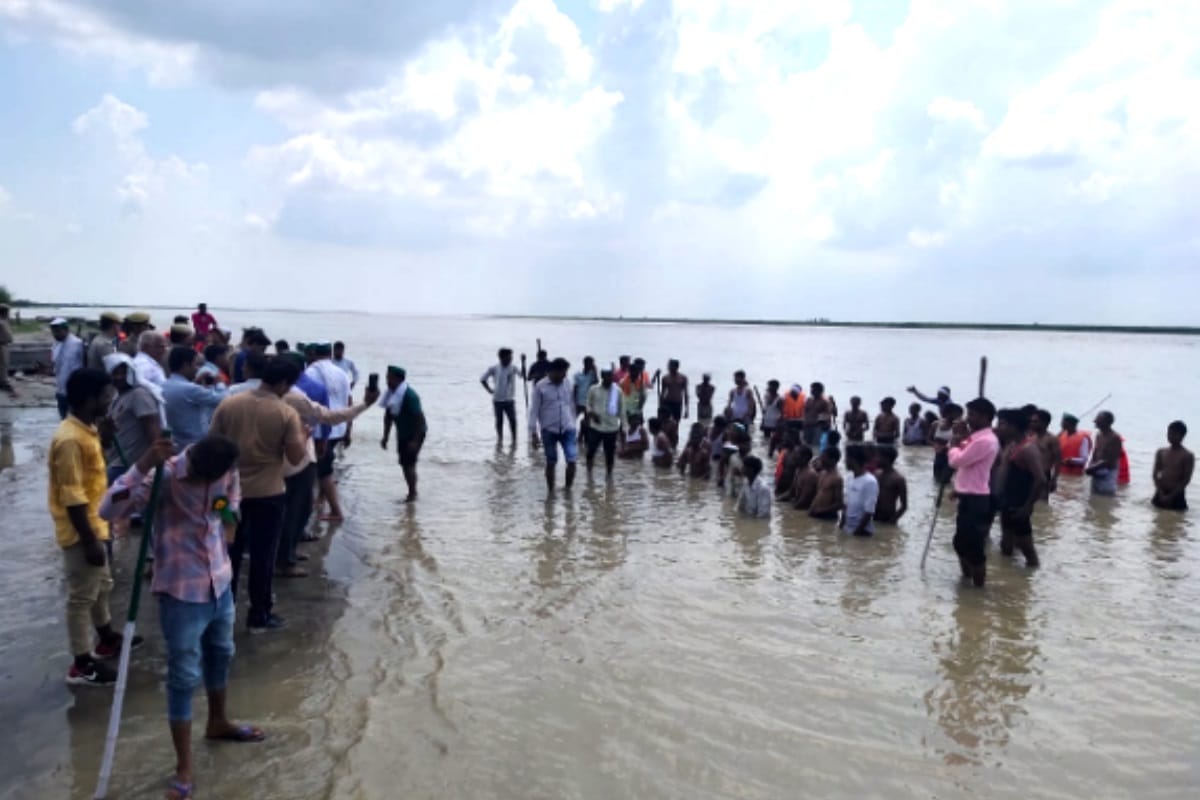hundred farmers of several villages of bijnor protest by sit into the Ganga
