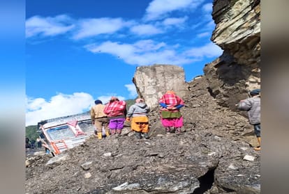 landslide in himachal after heavy rainfall in himachal, roads closed