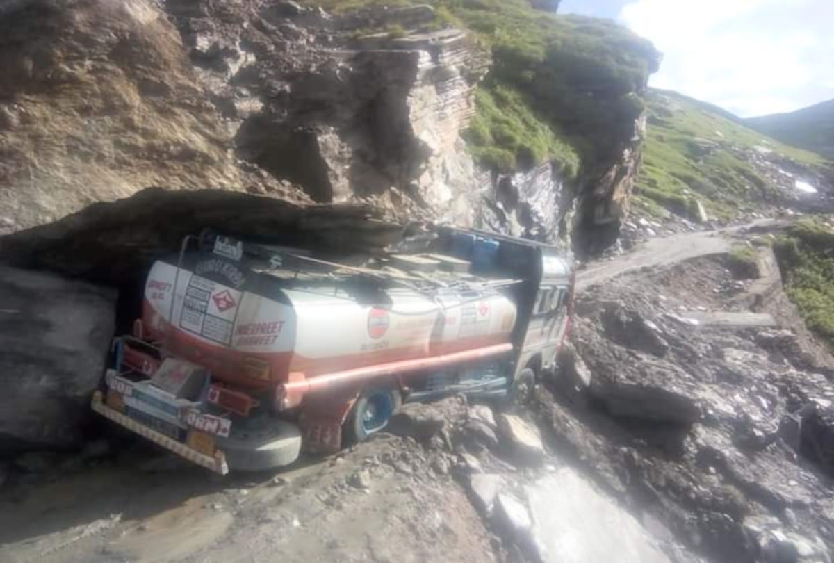 pics of landslide in various parts on himachal pradesh