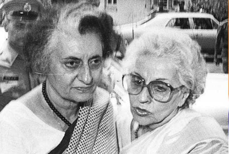 rajeev gandhi birth anniversary when teji bachchan received sonia gandhi at airport