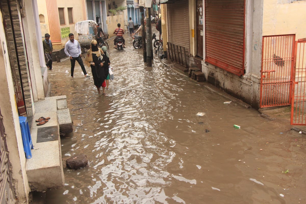 Water started entering in house water logging on road shop traffic jam due to rian in varanasi