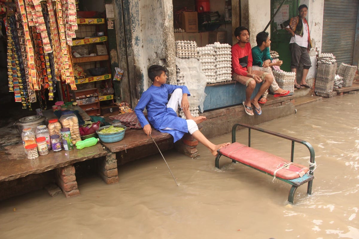 Water started entering in house water logging on road shop traffic jam due to rian in varanasi