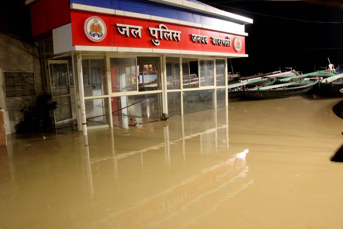 Water started entering in house water logging on road shop traffic jam due to rian in varanasi