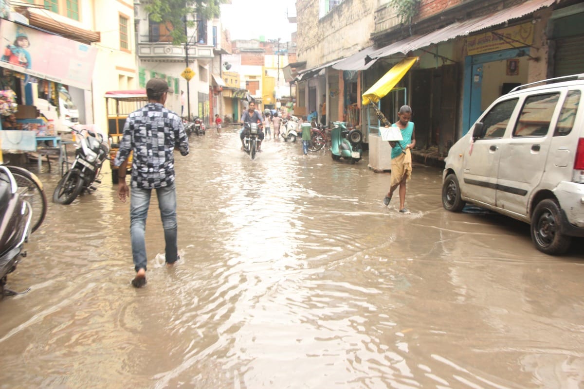 Water started entering in house water logging on road shop traffic jam due to rian in varanasi