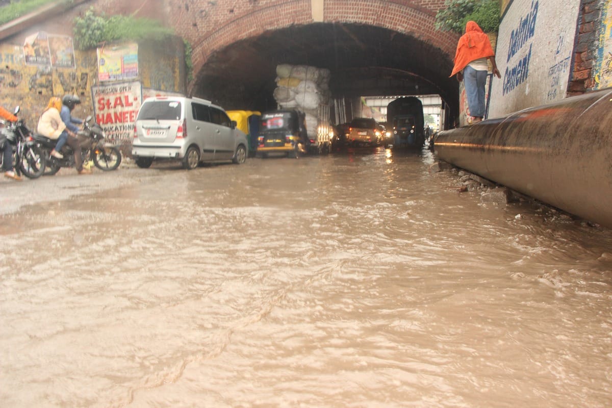 Water started entering in house water logging on road shop traffic jam due to rian in varanasi