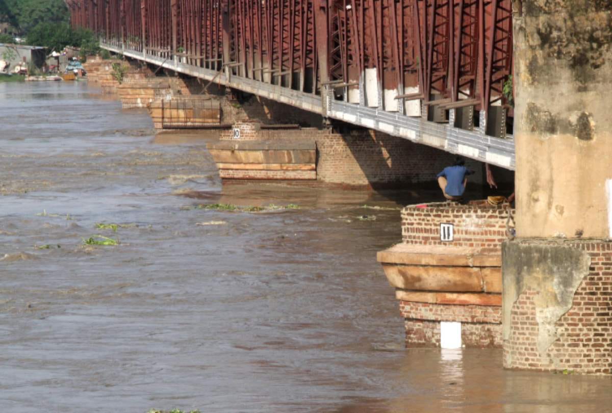 Yamuna river water level rises above the danger level delhi may face biggest flood in 40 years