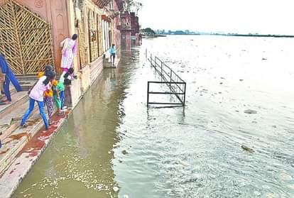 केशीघाट की चार सीढ़ियां जलमग्न हो गई