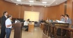 आईएसबीटी के समीप विद्युत नियामक आयोग कार्यालय में उपभोक्ता की समस्या सुनते आयोग के सदस्य