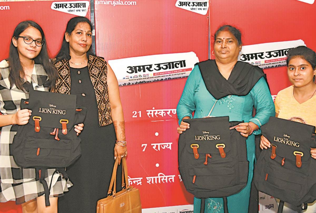 readers won prizes for taking selfie in front of amar ujala and the lion king standee