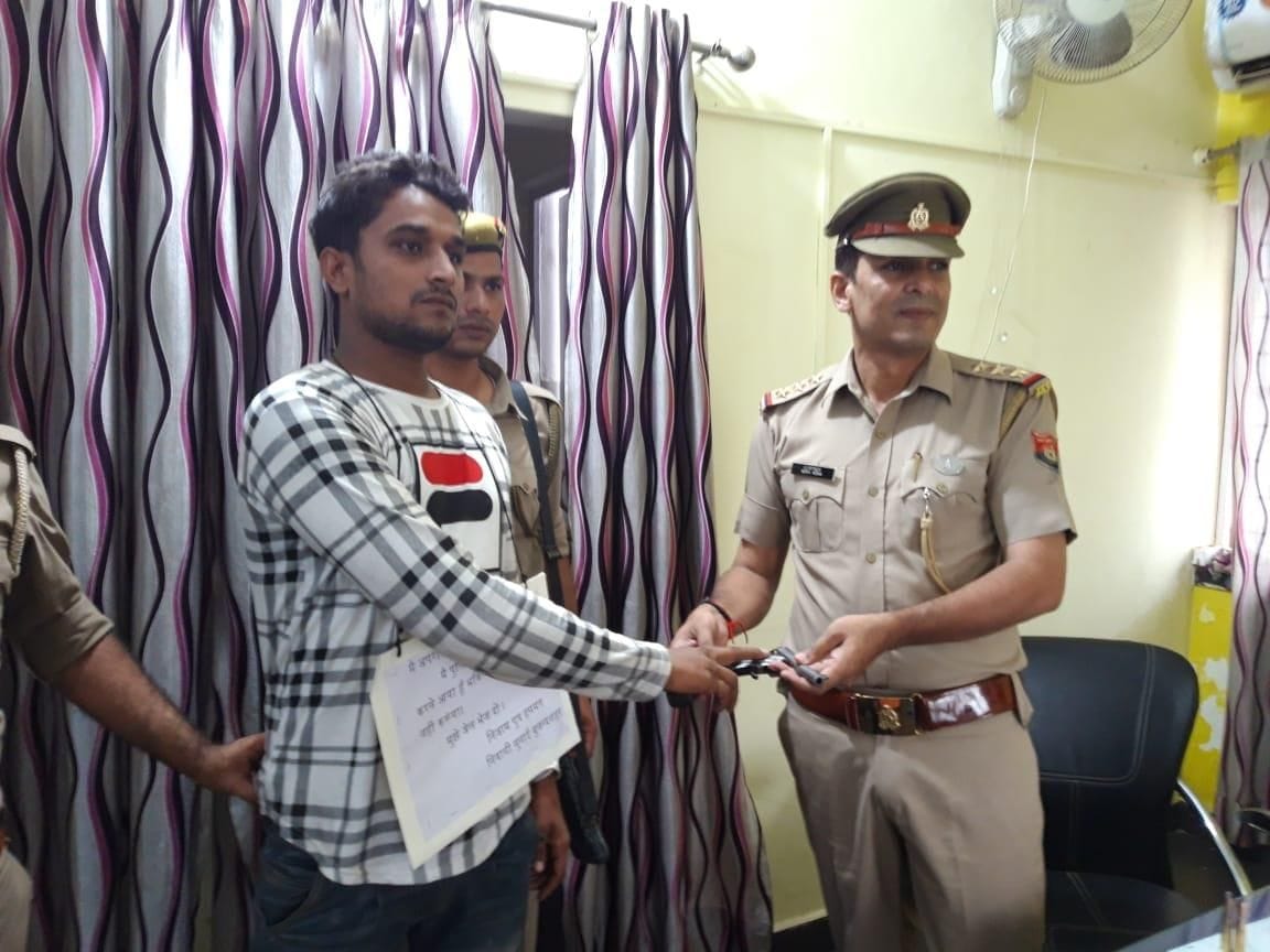 Gangster reach to police station for arrest, Khurja, Ghaziabad