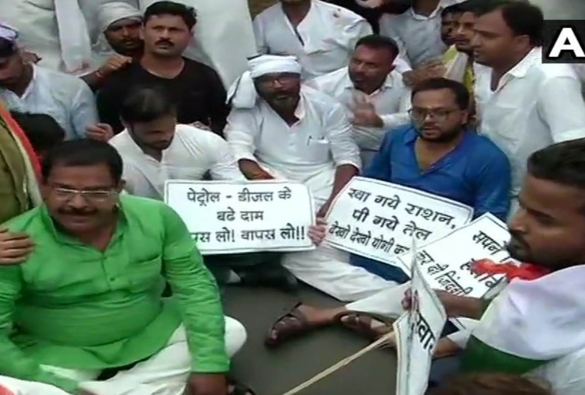 congress workers protest for fuel hike in lucknow
