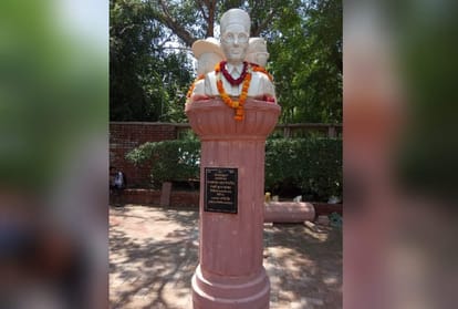 The statue of veer savarkar, subhash chandra bose and Bhagat Singh was installed in DU overnight