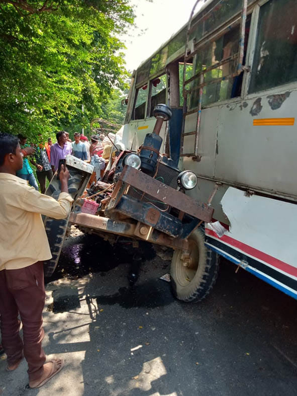 bus colided to tractor-trolly, 24 injured