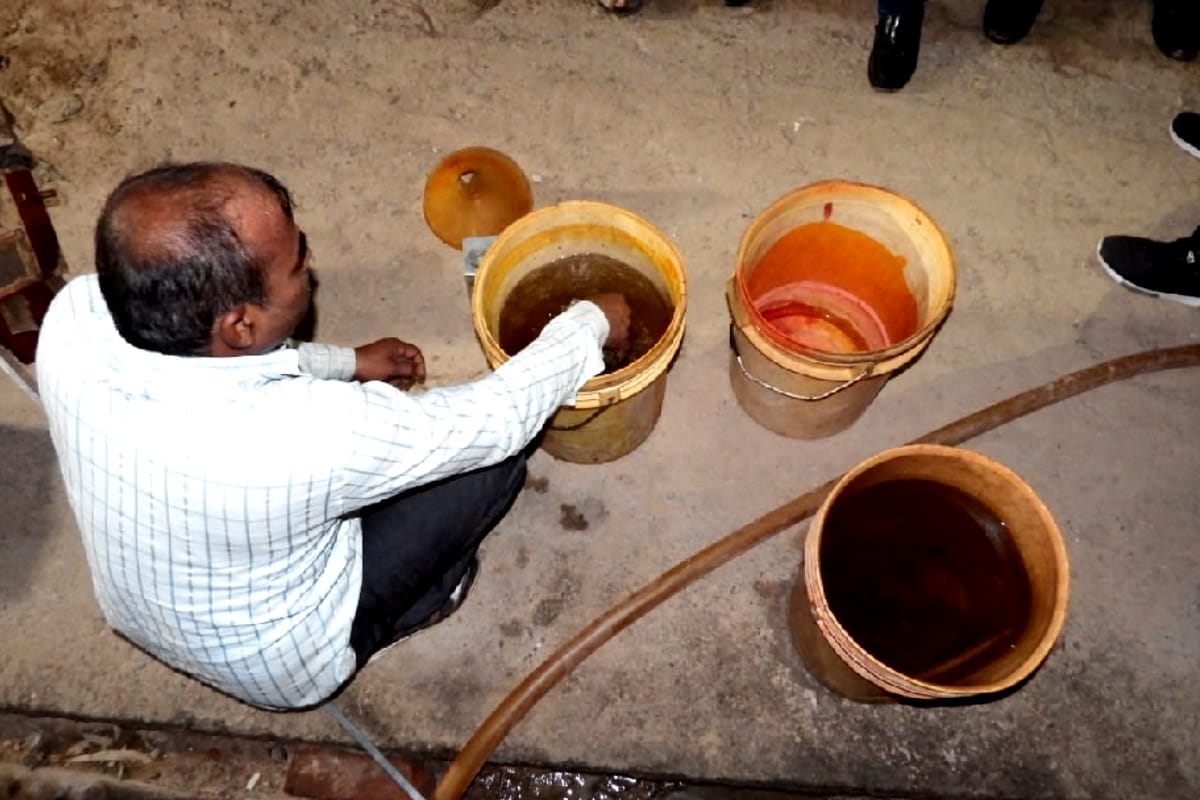fake petrol diesel factory busted in Meerut, police arrested ten