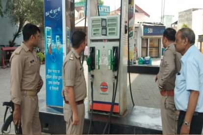 पेट्रोल पंप को सील करने पहुंची पुलिस