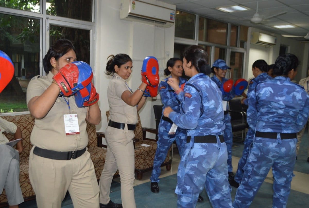 Female police staffs learning self defence techniques with Gurugram police