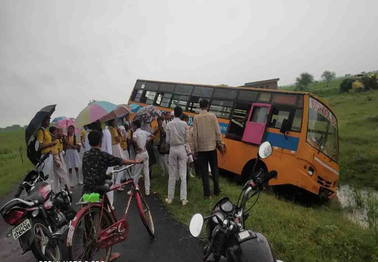 घाटमपुर में सड़क हादसा