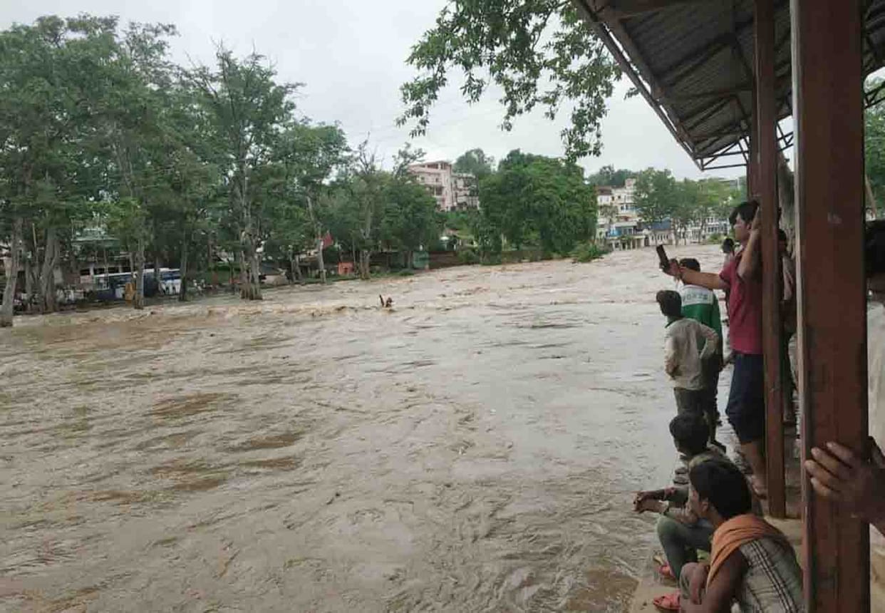 Many tourist stranded due to rising water level of Mandakini river in chitrakoot