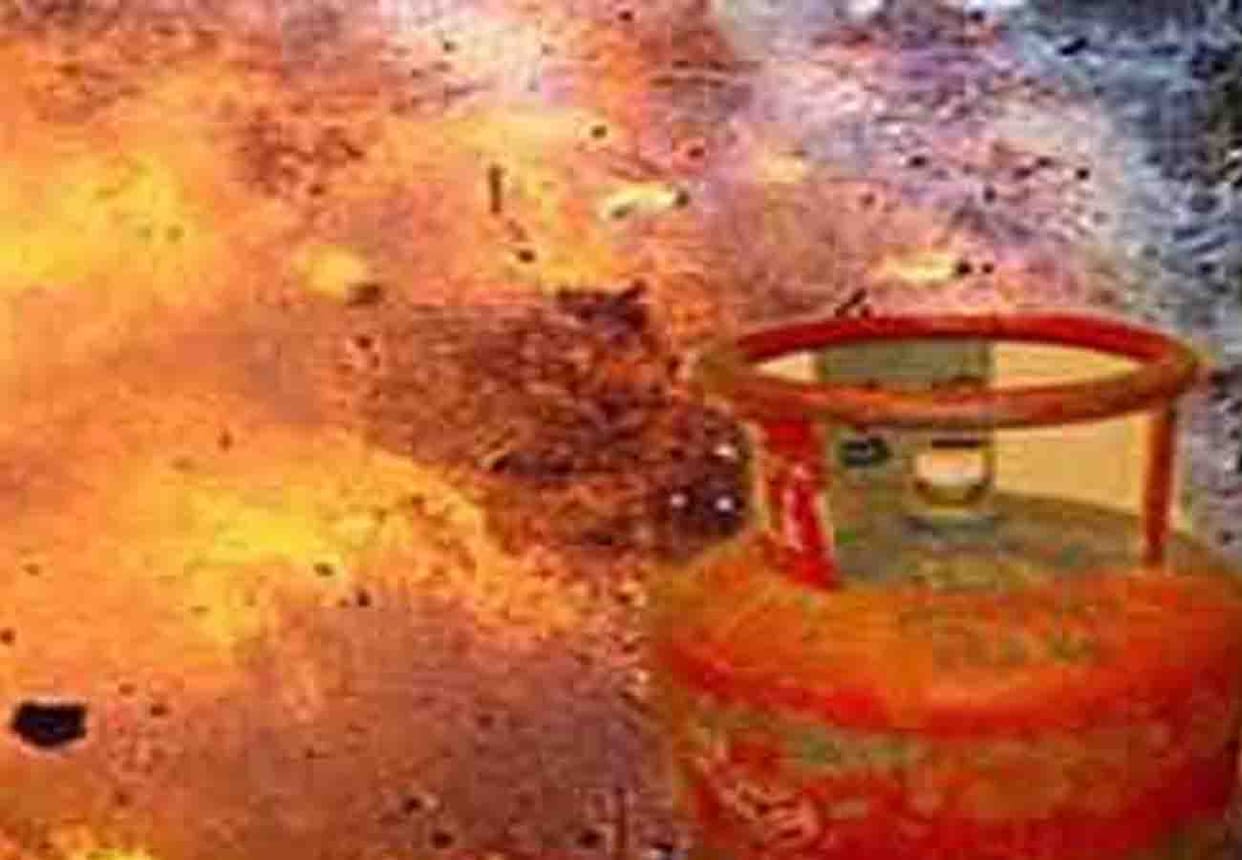 Cylinder burst while cooking, four people scorched