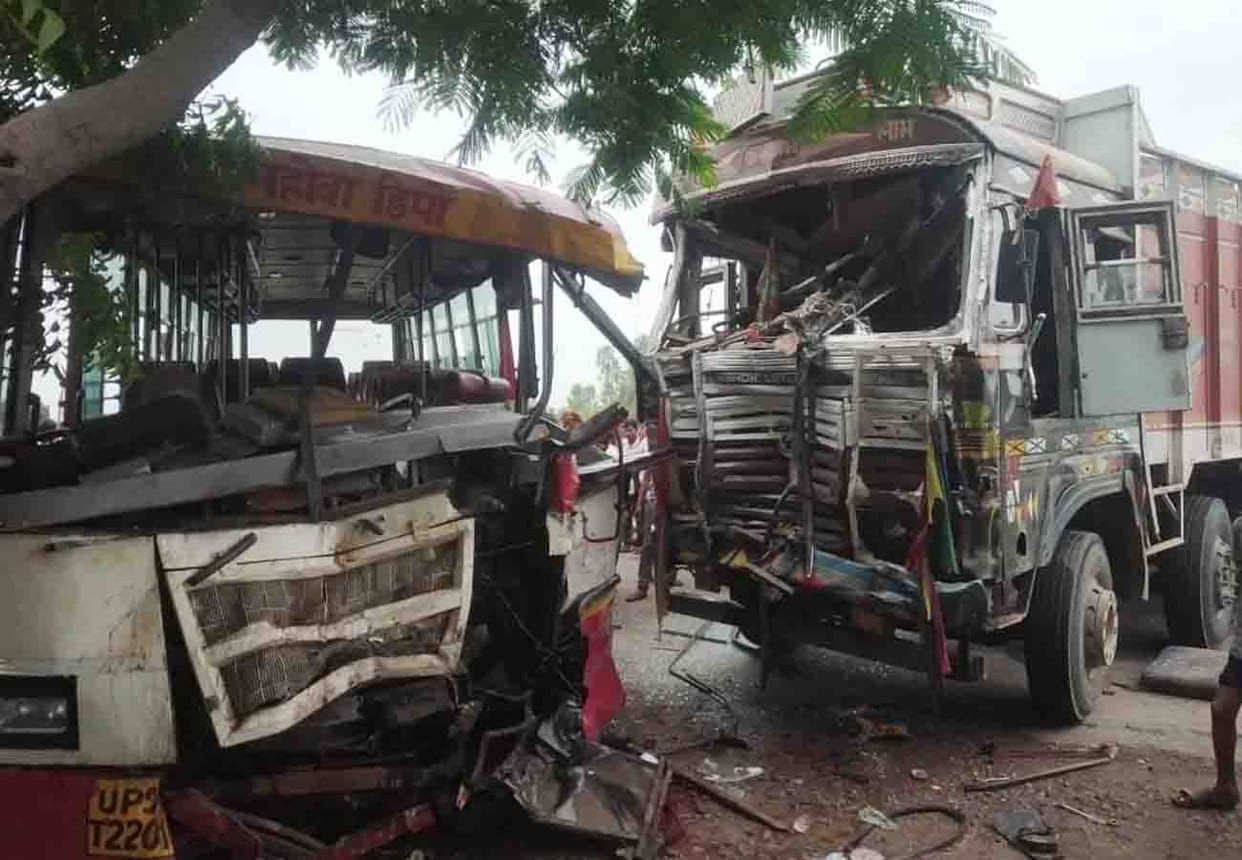 road accident in ghatampur, one woman died and 17 people injured