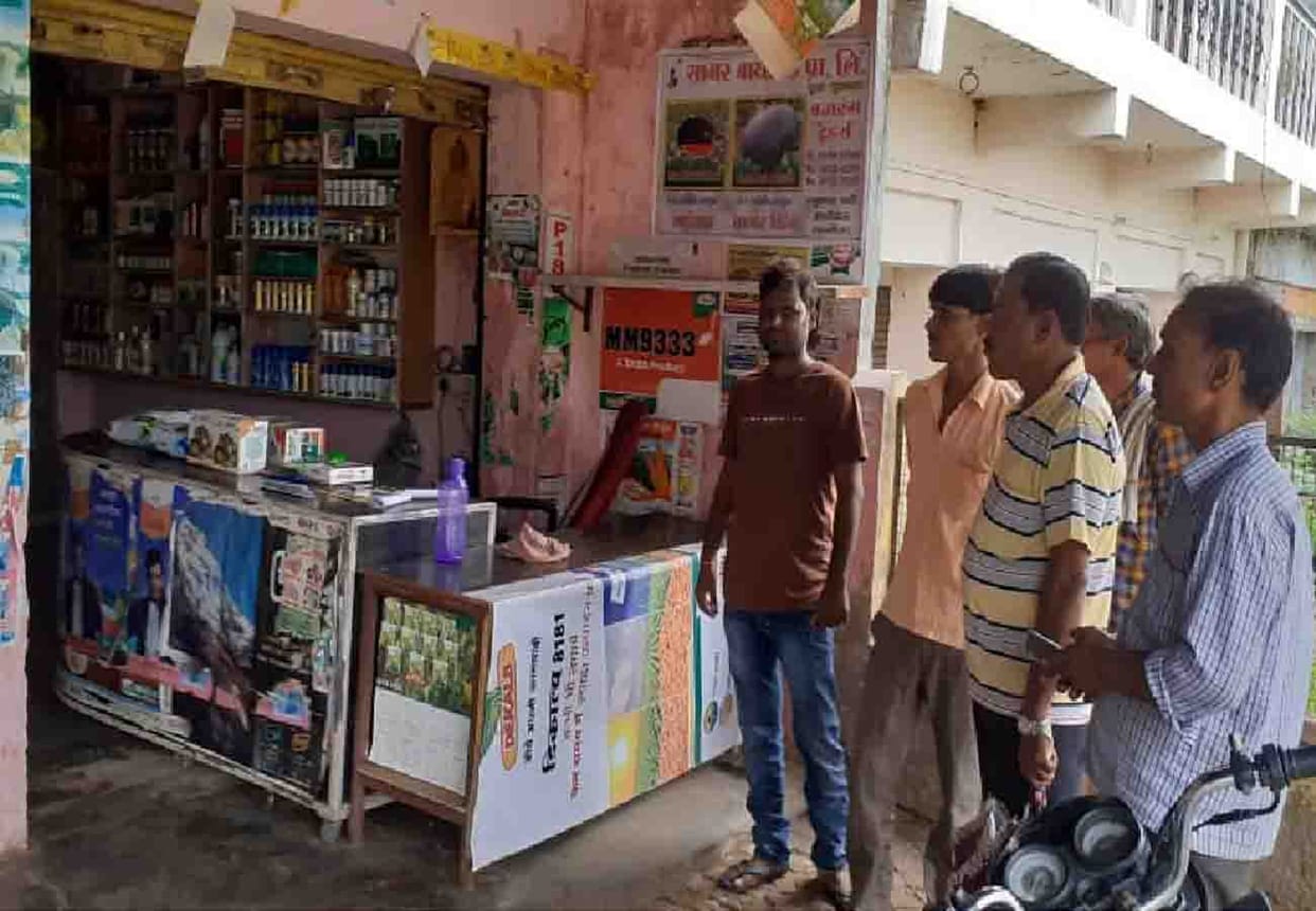 two lakh stolen from seed shop in kannauj