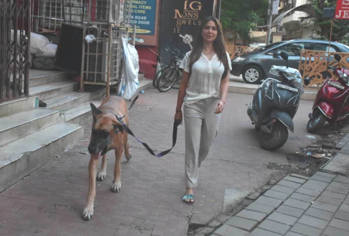 Bollywood News: Kim Sharma Spotted and Enjoy Auto Ride Here Look