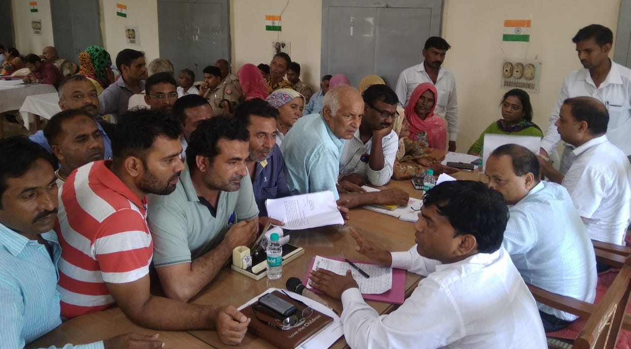 the farmers argued the officers, the demand of  sugrcane payment