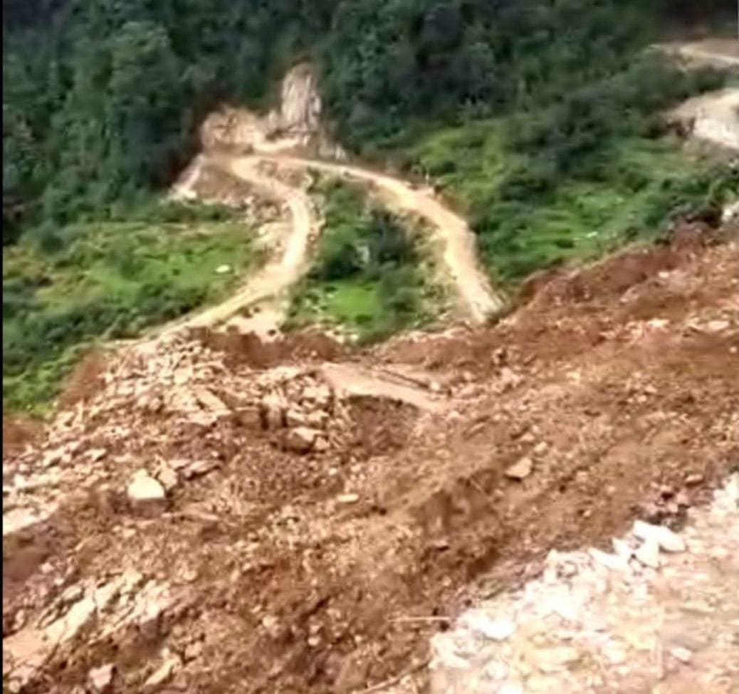 13 roads of Pithoragarh closed due to falling debris and boaters
