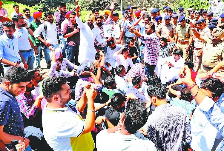 NSUI Protest outside vc office in punjab university chandigarh