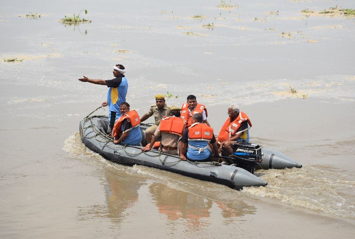 Father arrives in Yamuna on the blown of daughter At Dasshera