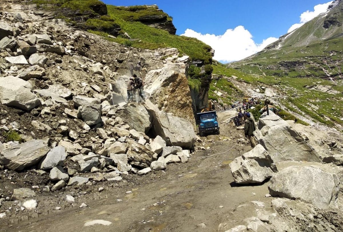 BRO Clearing Rohtang Pass Manali-Leh Highway Himachal Pradesh